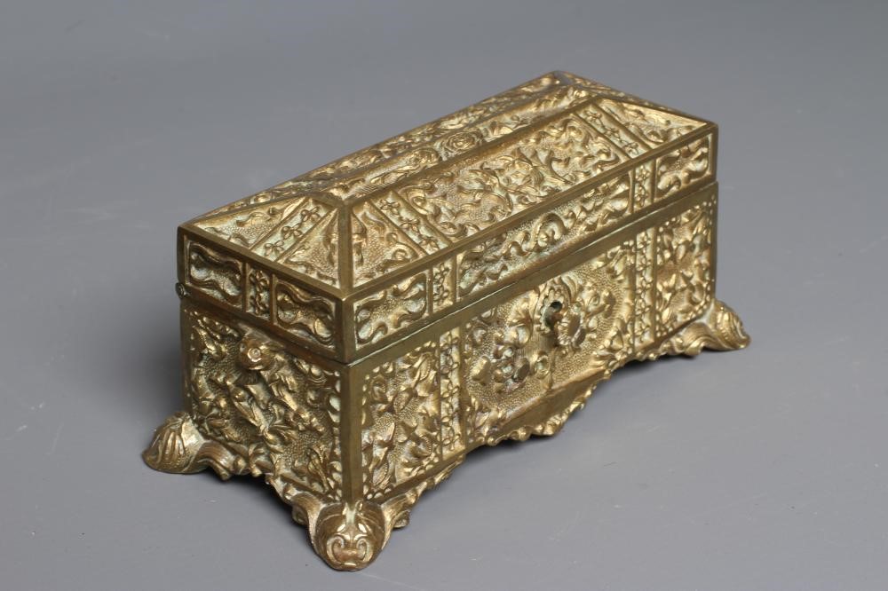 AN EARLY 20TH CENTURY FRENCH ORMOLU OVAL MUSICAL JEWELLERY CASKET with hinged top and medieval Image