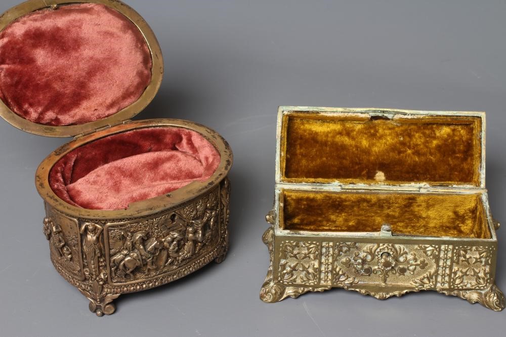 AN EARLY 20TH CENTURY FRENCH ORMOLU OVAL MUSICAL JEWELLERY CASKET with hinged top and medieval Image