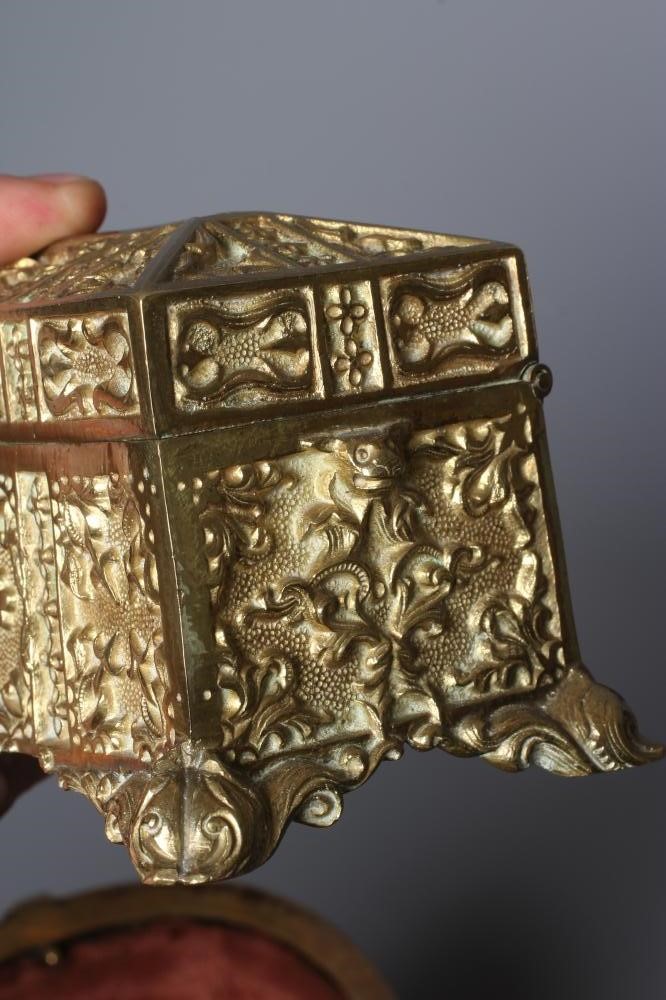 AN EARLY 20TH CENTURY FRENCH ORMOLU OVAL MUSICAL JEWELLERY CASKET with hinged top and medieval Image