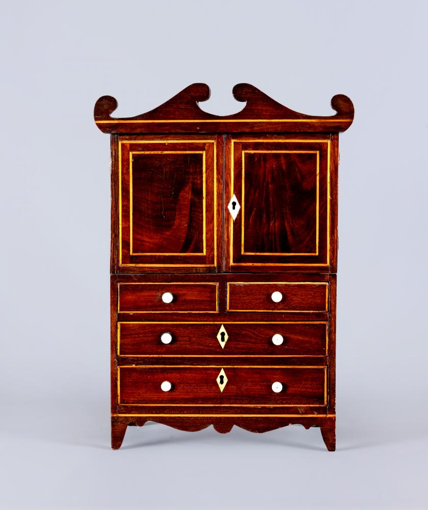 AN EARLY 19TH CENTURY MINIATURE MAHOGANY AND INLAID LINEN PRESS Image