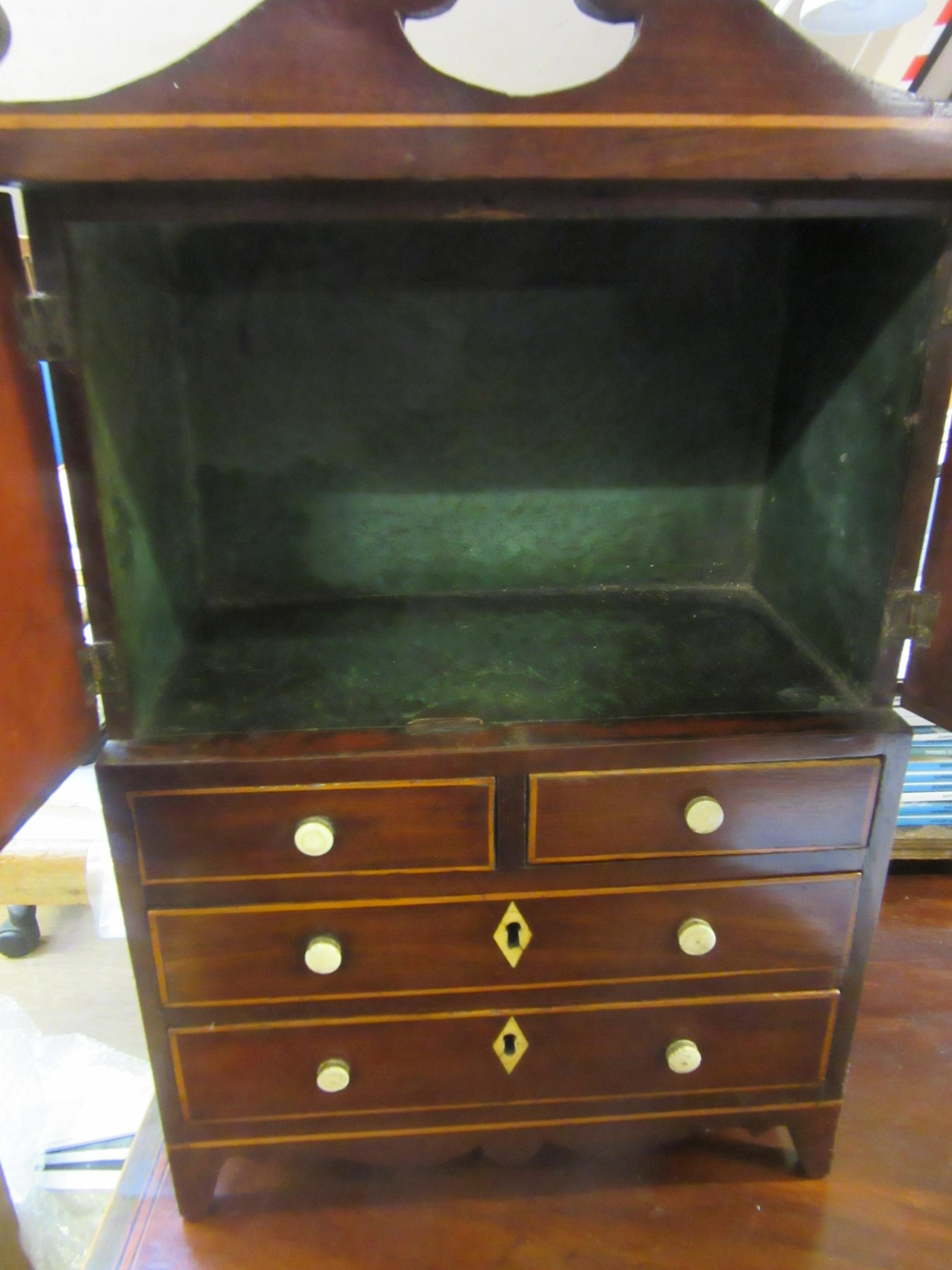 AN EARLY 19TH CENTURY MINIATURE MAHOGANY AND INLAID LINEN PRESS Image