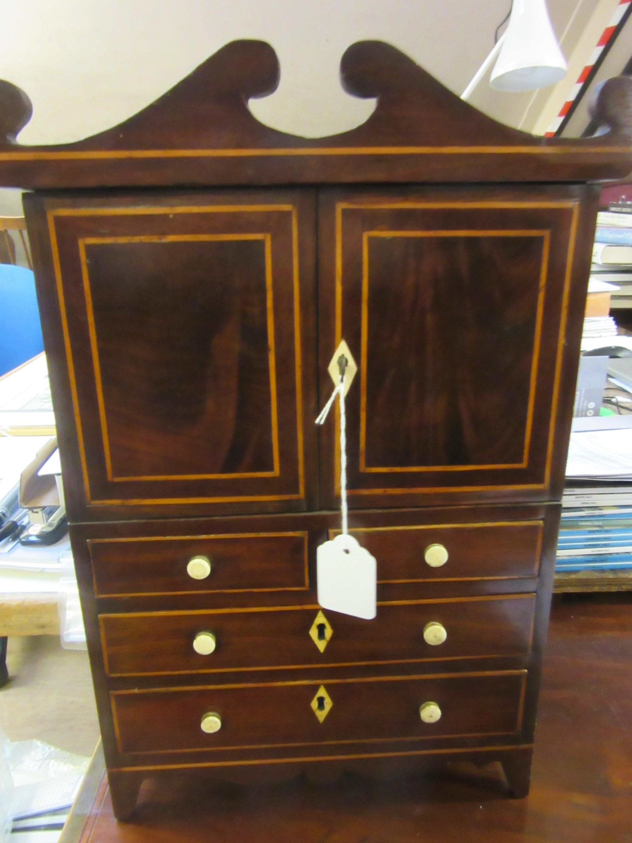 AN EARLY 19TH CENTURY MINIATURE MAHOGANY AND INLAID LINEN PRESS Image