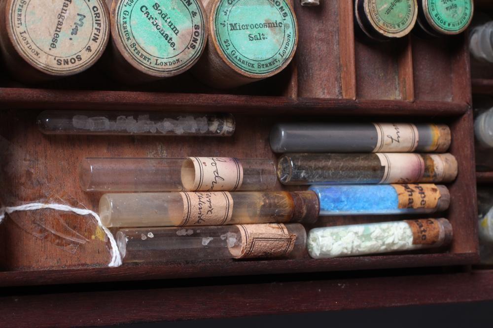 AN APOTHECARY SET BY J J GRIFFIN AND SONS Image