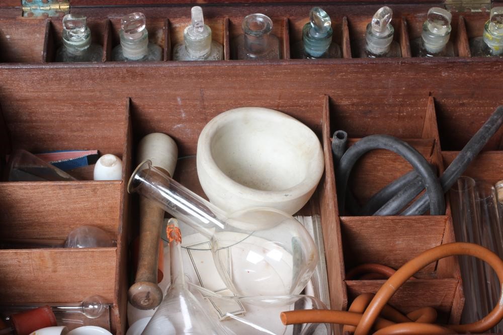 AN APOTHECARY SET BY J J GRIFFIN AND SONS Image