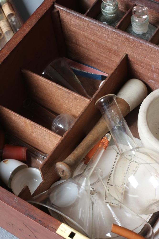 AN APOTHECARY SET BY J J GRIFFIN AND SONS Image
