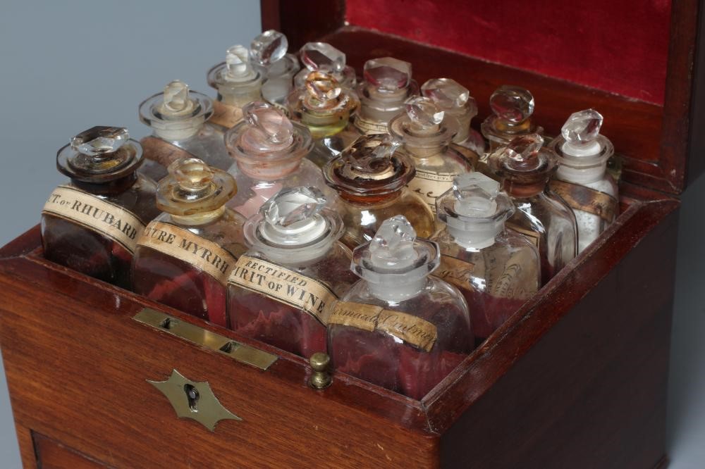 A 19TH CENTURY MAHOGANY APOTHECARY TRAVELLING SET Image