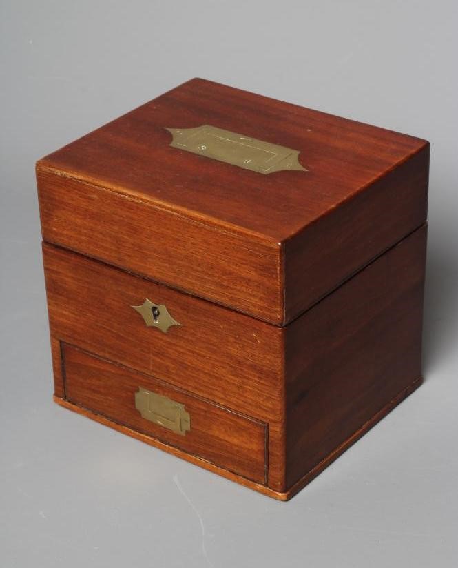 A 19TH CENTURY MAHOGANY APOTHECARY TRAVELLING SET Image