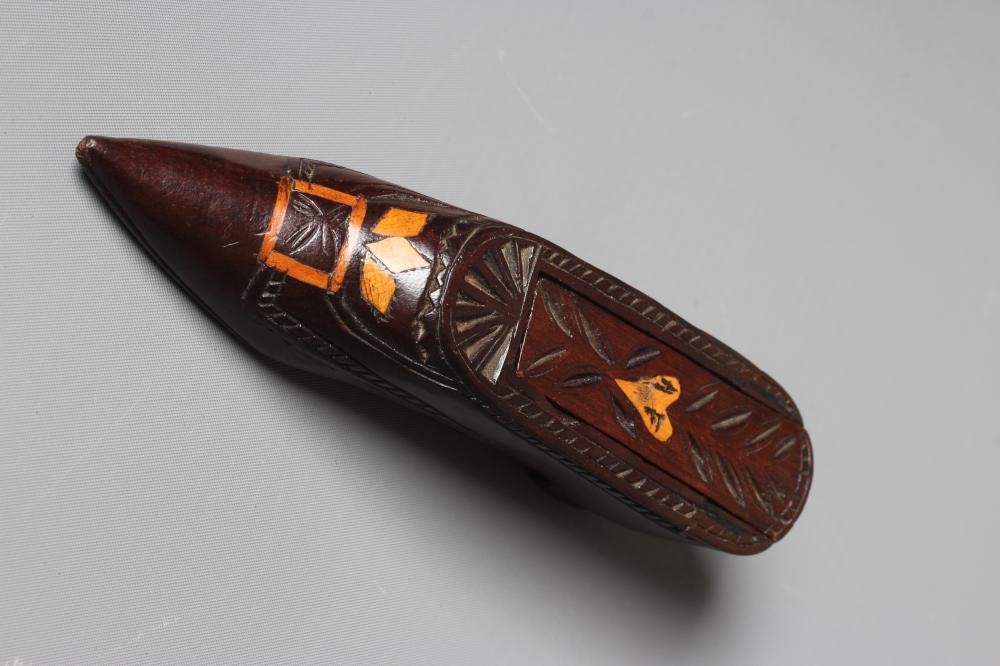 AN EARLY 19TH CENTURY PRISONER OF WAR TREEN SHOE Image