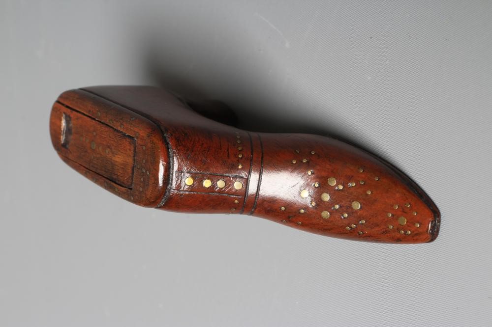 A 19TH CENTURY MAHOGANY SHOE SNUFF BOX with a hinged cover and brass tack pique work to the front, 4 Image