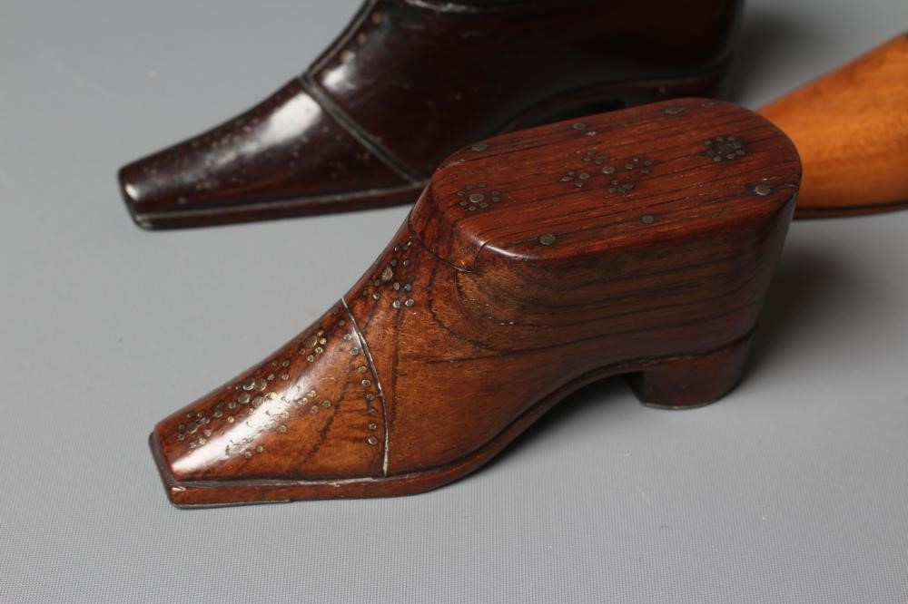A 19TH CENTURY BOXWOOD SNUFF BOX MODELLED AS A SHOE Image