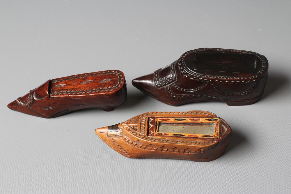 A 19TH CENTURY TREEN MINIATURE SHOE SNUFF BOX Image