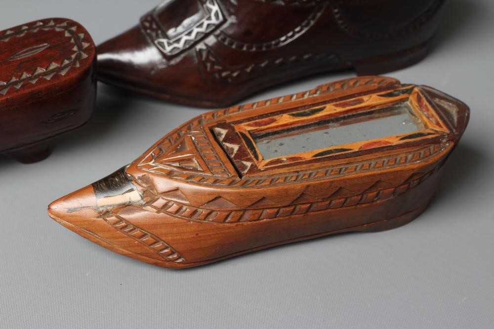 A 19TH CENTURY TREEN MINIATURE SHOE SNUFF BOX Image