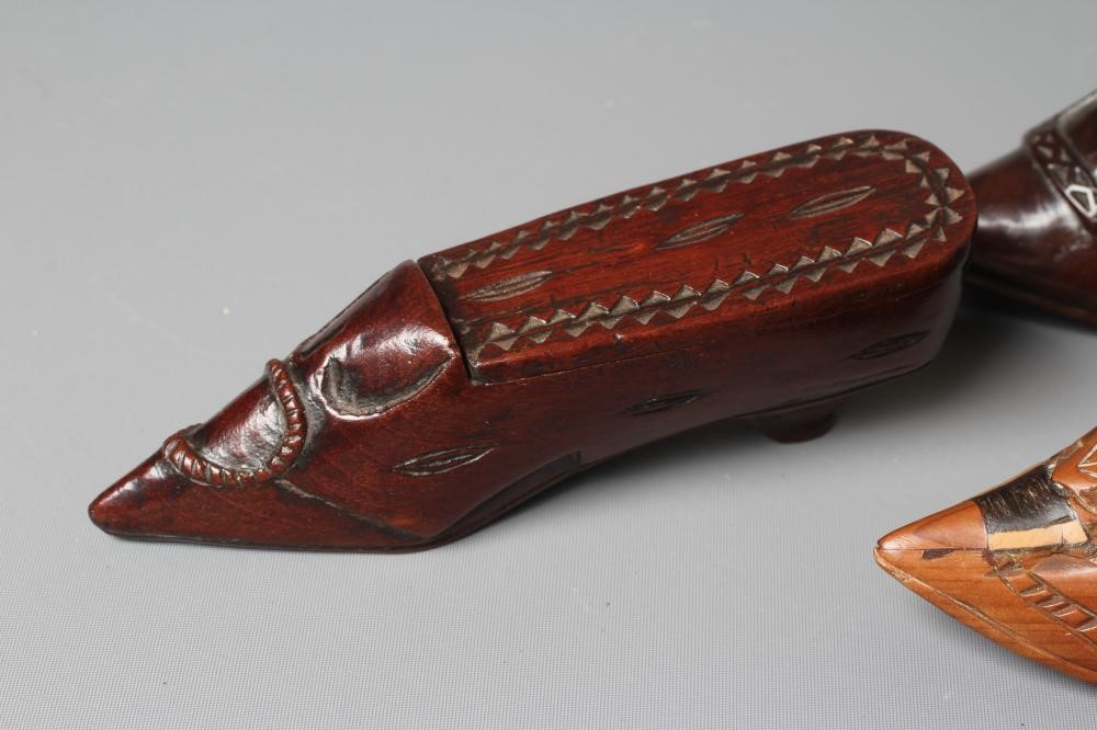 A 19TH CENTURY TREEN MINIATURE SHOE SNUFF BOX Image
