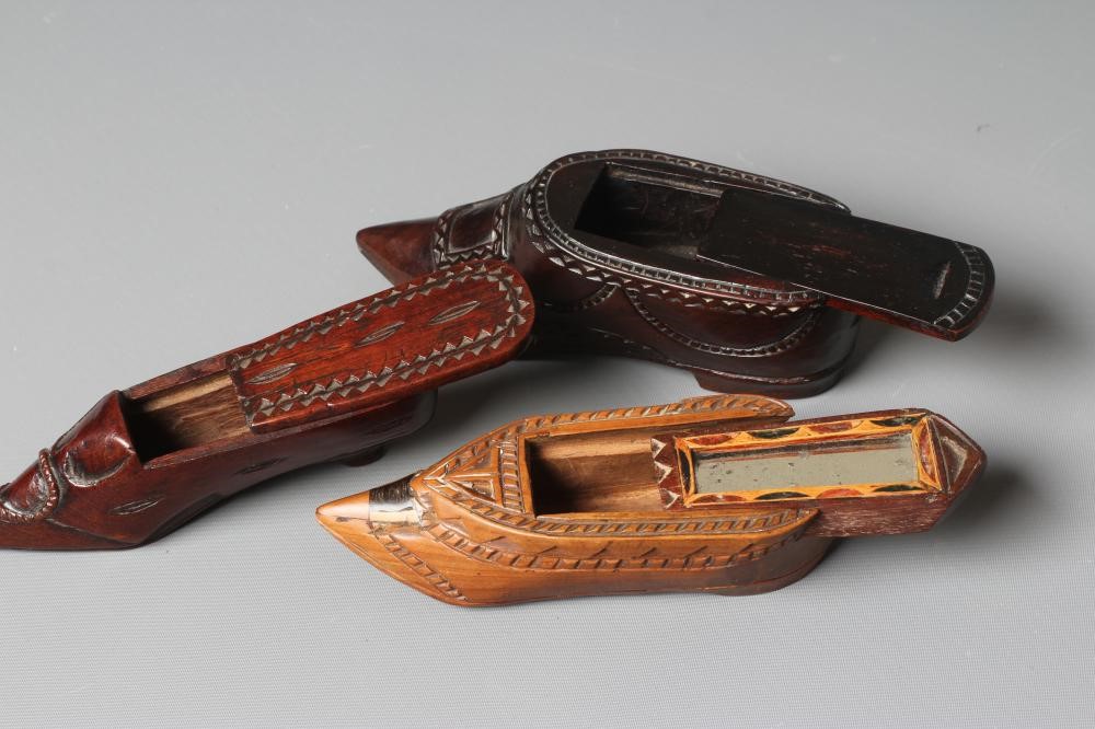 A 19TH CENTURY TREEN MINIATURE SHOE SNUFF BOX Image
