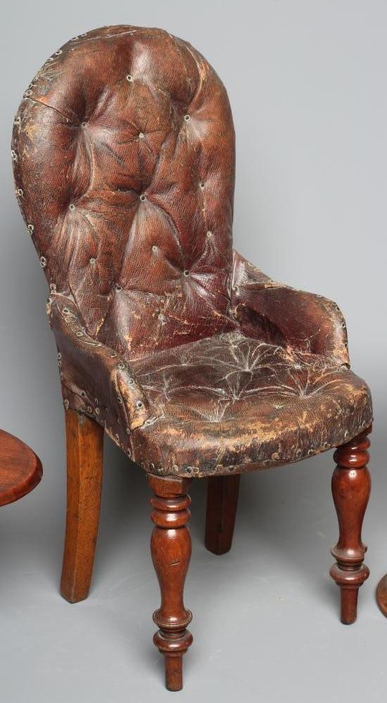 AN EARLY 20TH CENTURY MAHOGANY AND STUDDED LEATHER MINIATURE CHAIR with turned front legs and out Image