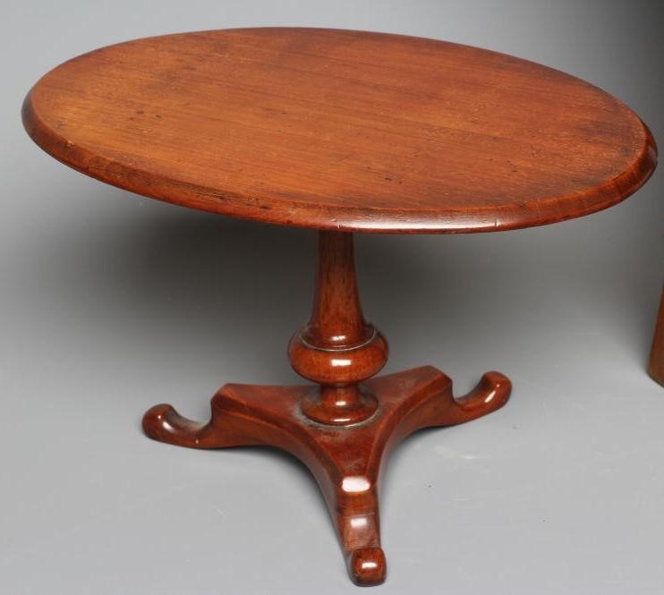 AN EARLY 20TH CENTURY MAHOGANY AND STUDDED LEATHER MINIATURE CHAIR with turned front legs and out Image