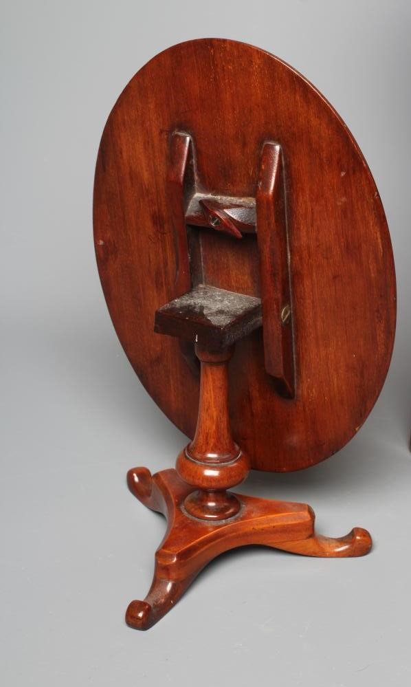 AN EARLY 20TH CENTURY MAHOGANY AND STUDDED LEATHER MINIATURE CHAIR with turned front legs and out Image