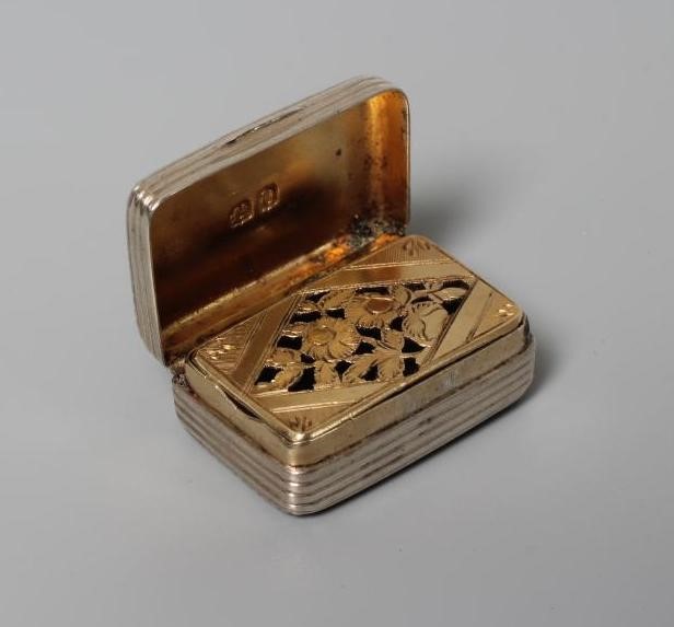 A LATE GEORGE III SILVER VINAIGRETTE maker's mark EW Image