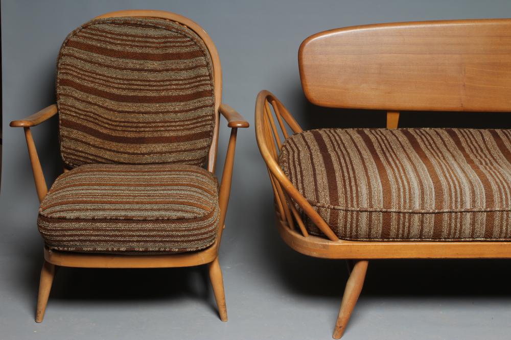 AN ERCOL LIGHT ELM & BEECH WINDSOR MODEL 355 DAYBED Image