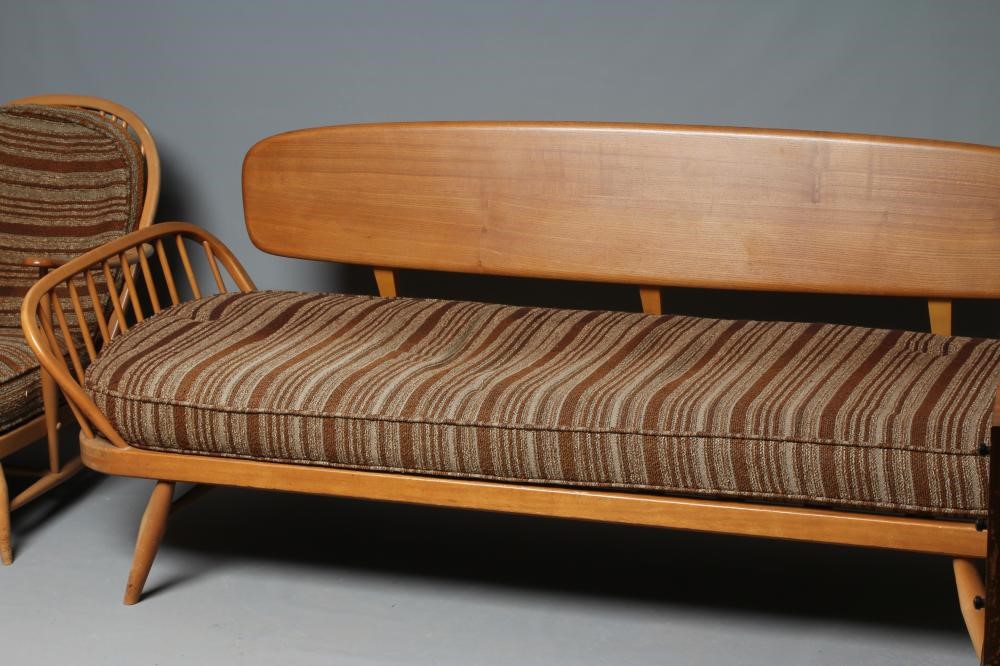 AN ERCOL LIGHT ELM & BEECH WINDSOR MODEL 355 DAYBED Image