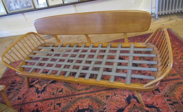 AN ERCOL LIGHT ELM & BEECH WINDSOR MODEL 355 DAYBED Image