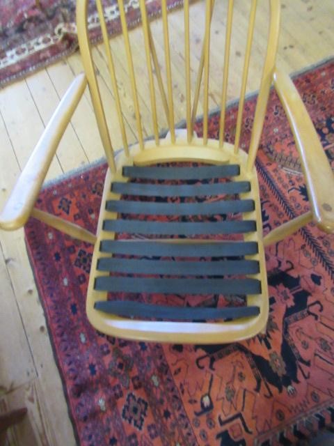 AN ERCOL LIGHT ELM & BEECH WINDSOR MODEL 355 DAYBED Image