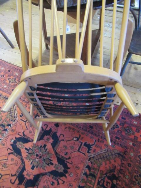 AN ERCOL LIGHT ELM & BEECH WINDSOR MODEL 355 DAYBED Image