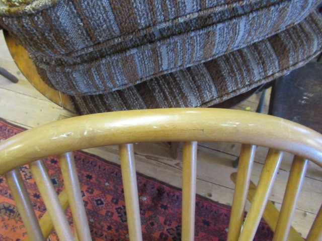 AN ERCOL LIGHT ELM & BEECH WINDSOR MODEL 355 DAYBED Image