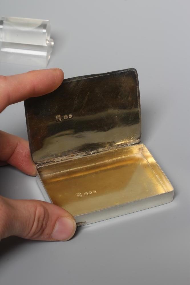A GEORGE V SILVER SNUFF BOX by Pairpoint Bros. Image