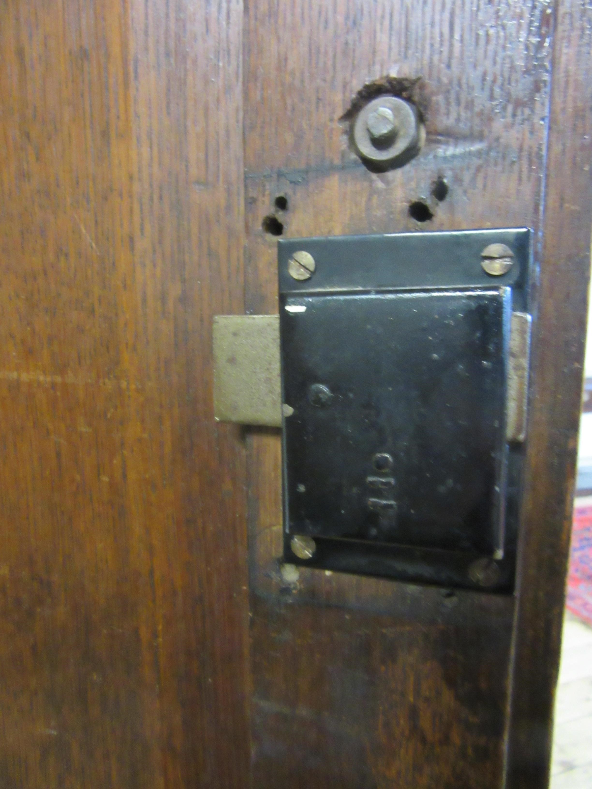 A LARGE GEORGIAN OAK ESTATE CUPBOARD Image
