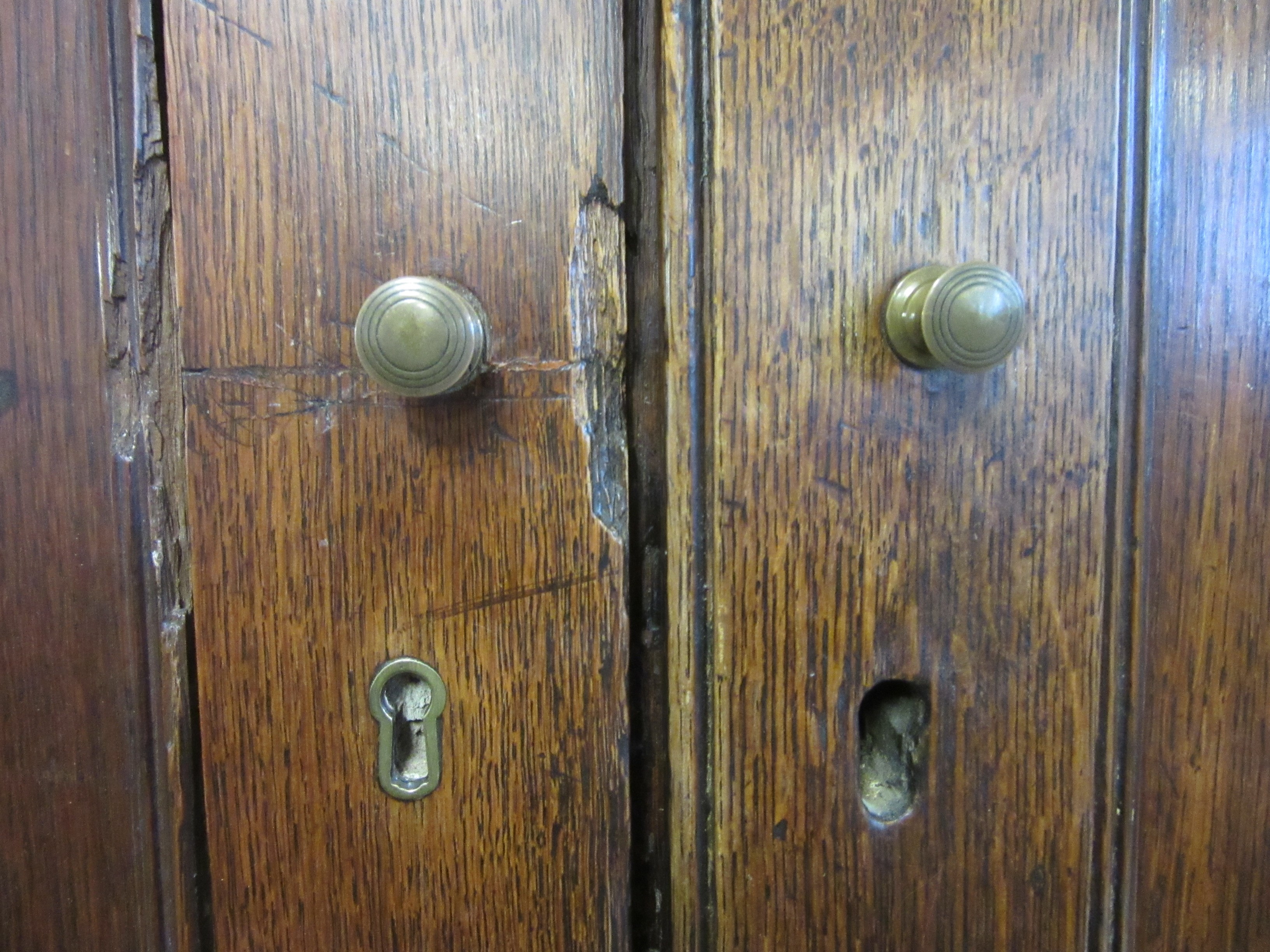 A LARGE GEORGIAN OAK ESTATE CUPBOARD Image