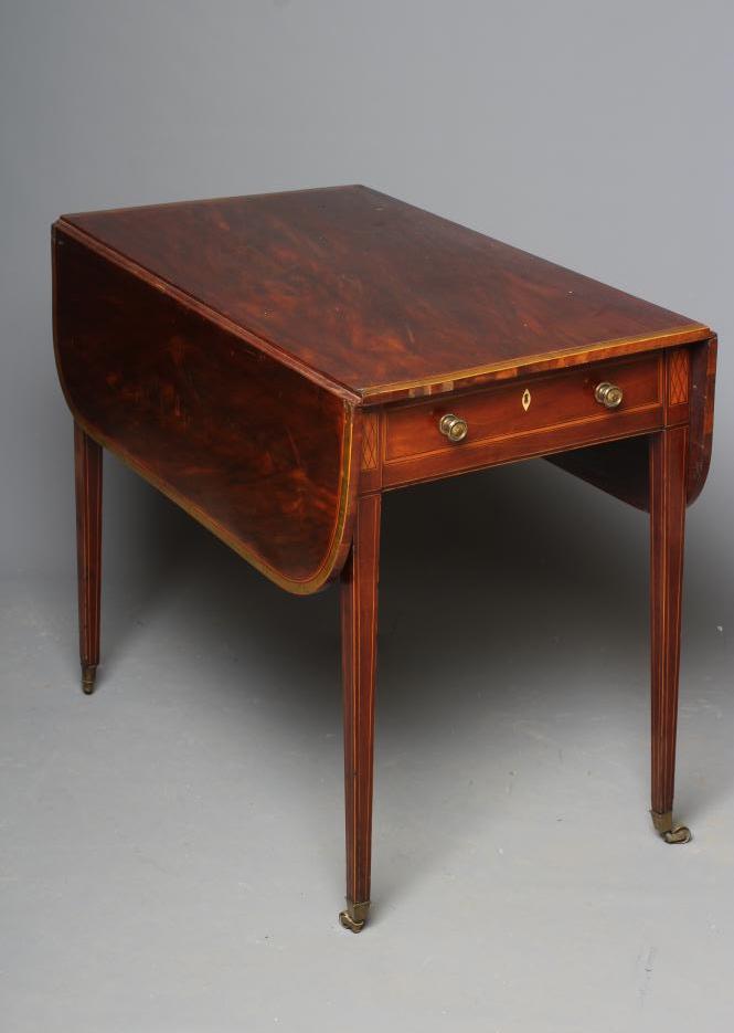 A GEORGIAN MAHOGANY PEMBROKE TABLE Image