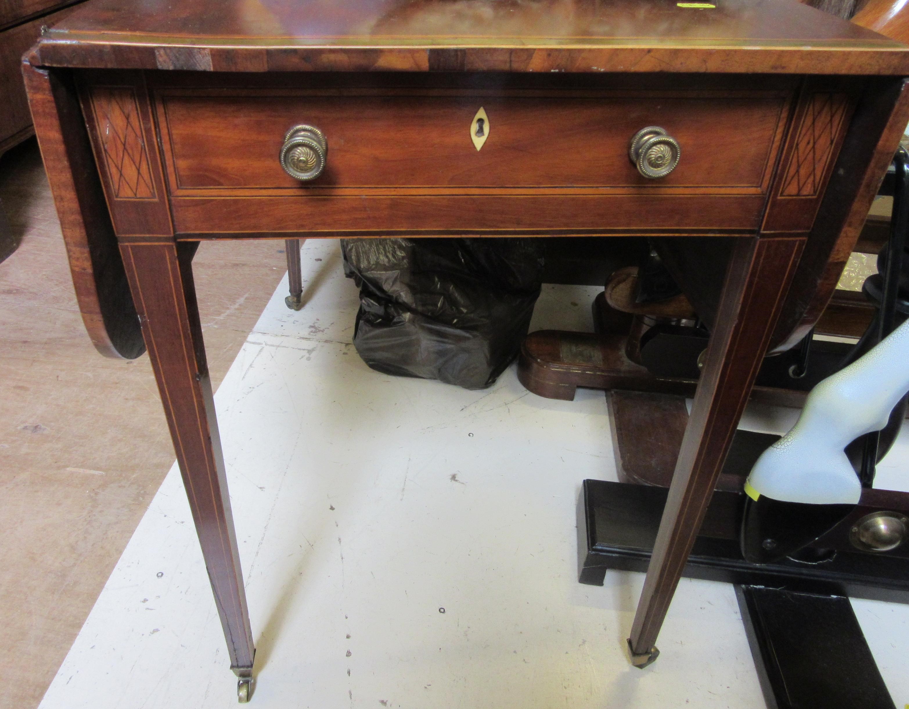 A GEORGIAN MAHOGANY PEMBROKE TABLE Image