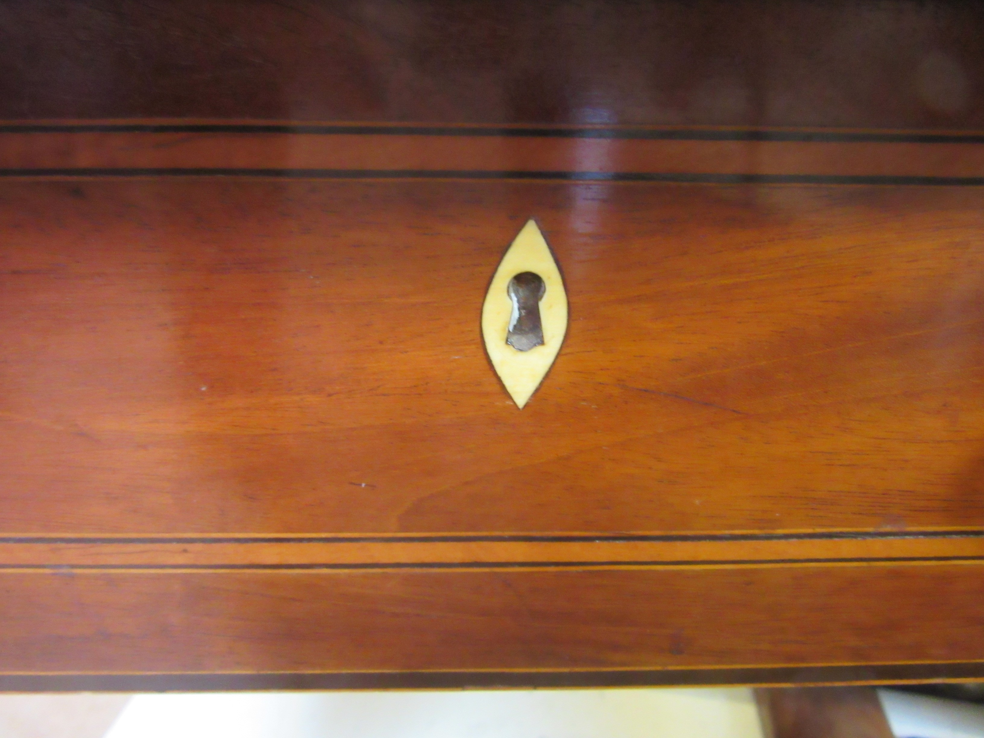 A GEORGIAN MAHOGANY PEMBROKE TABLE Image