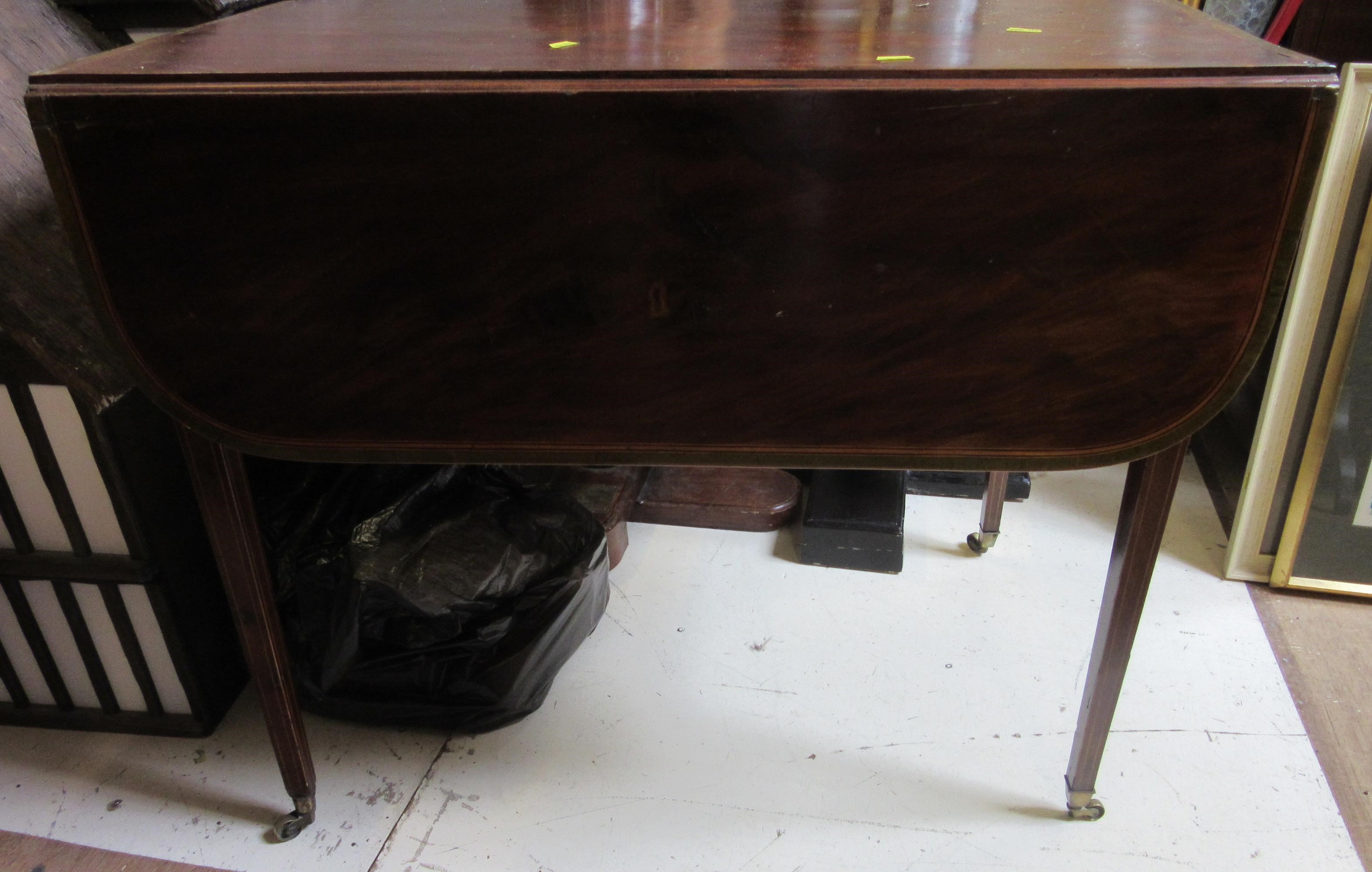 A GEORGIAN MAHOGANY PEMBROKE TABLE Image