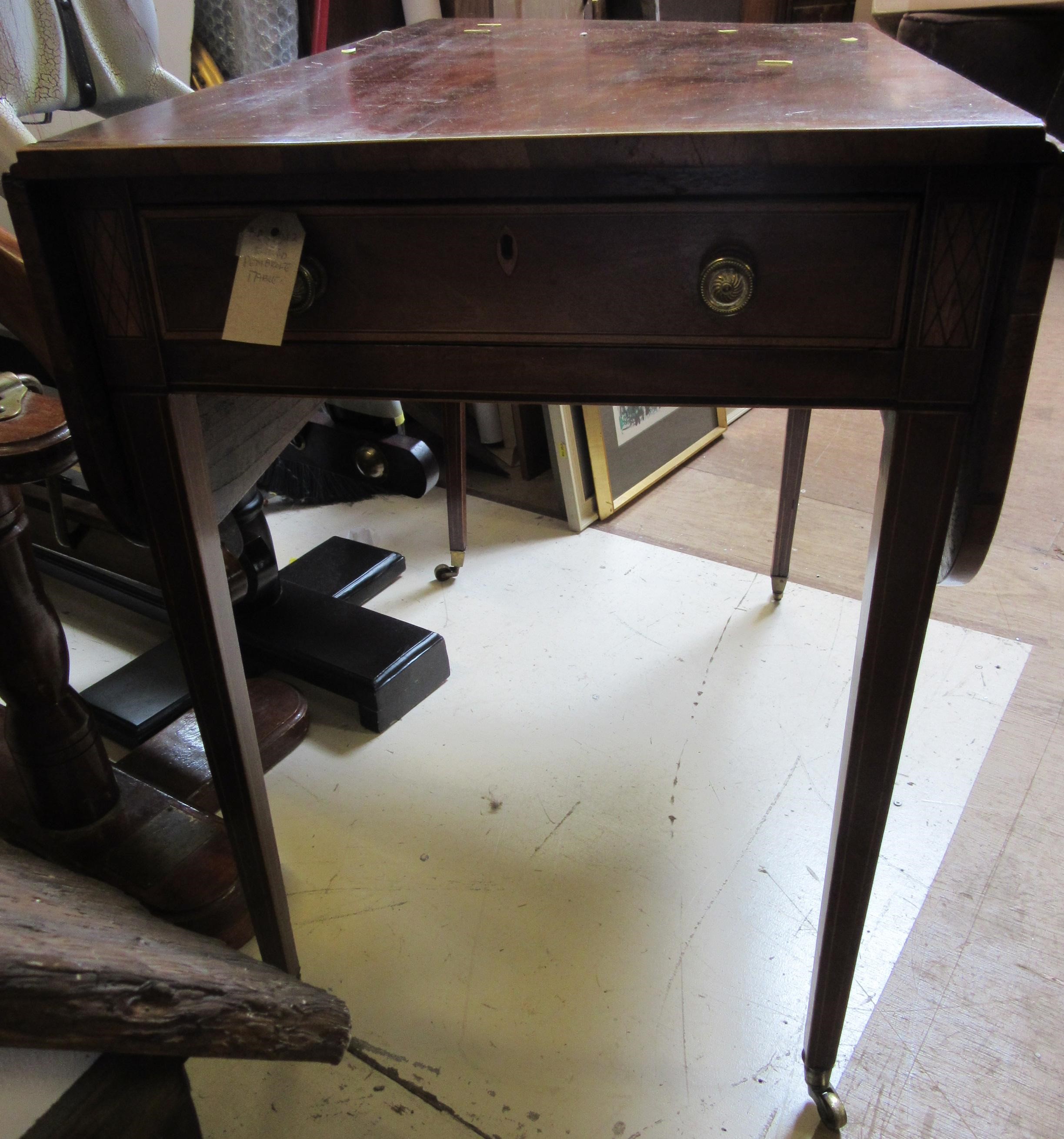 A GEORGIAN MAHOGANY PEMBROKE TABLE Image
