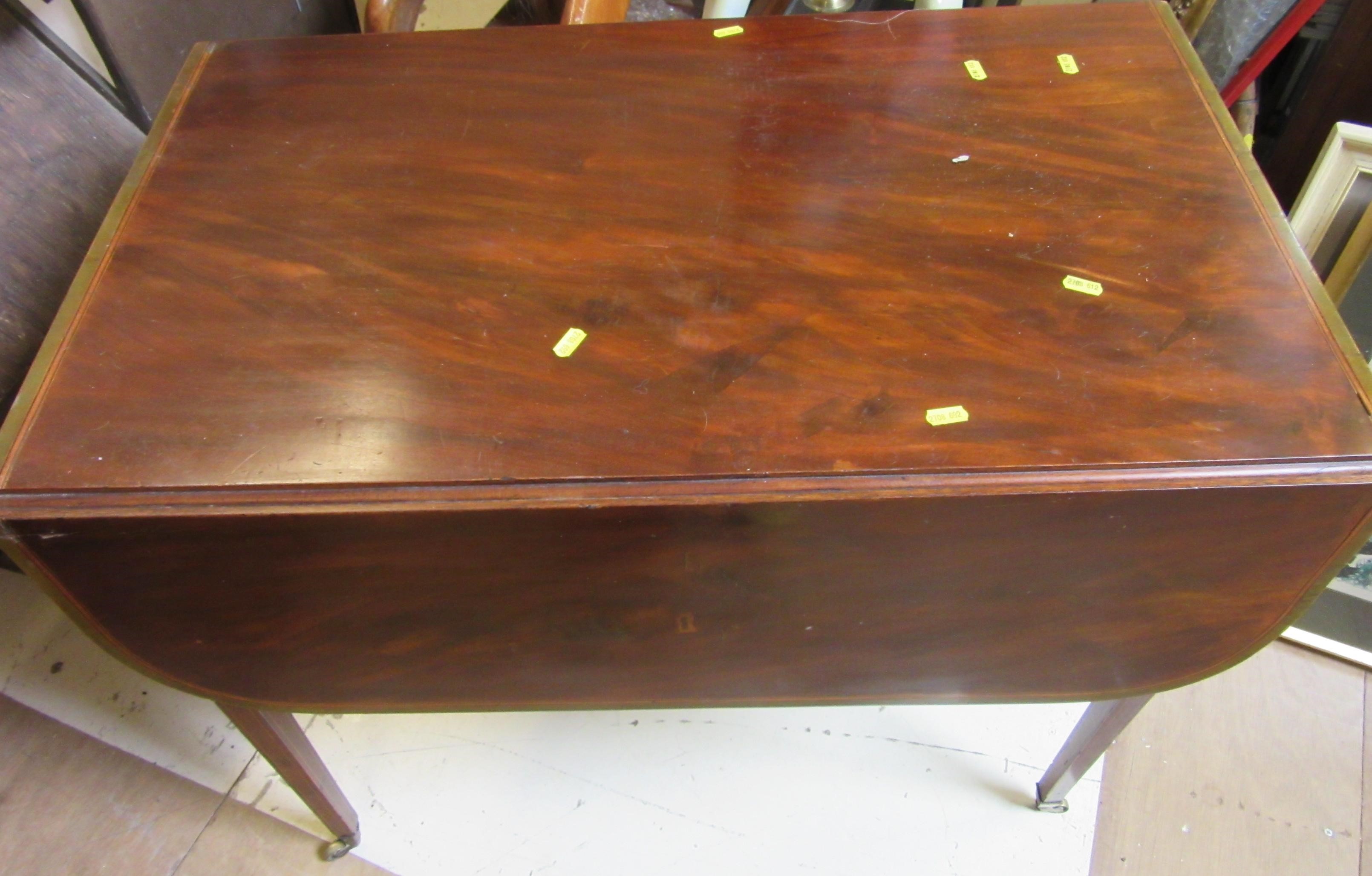A GEORGIAN MAHOGANY PEMBROKE TABLE Image