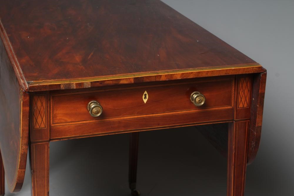 A GEORGIAN MAHOGANY PEMBROKE TABLE Image