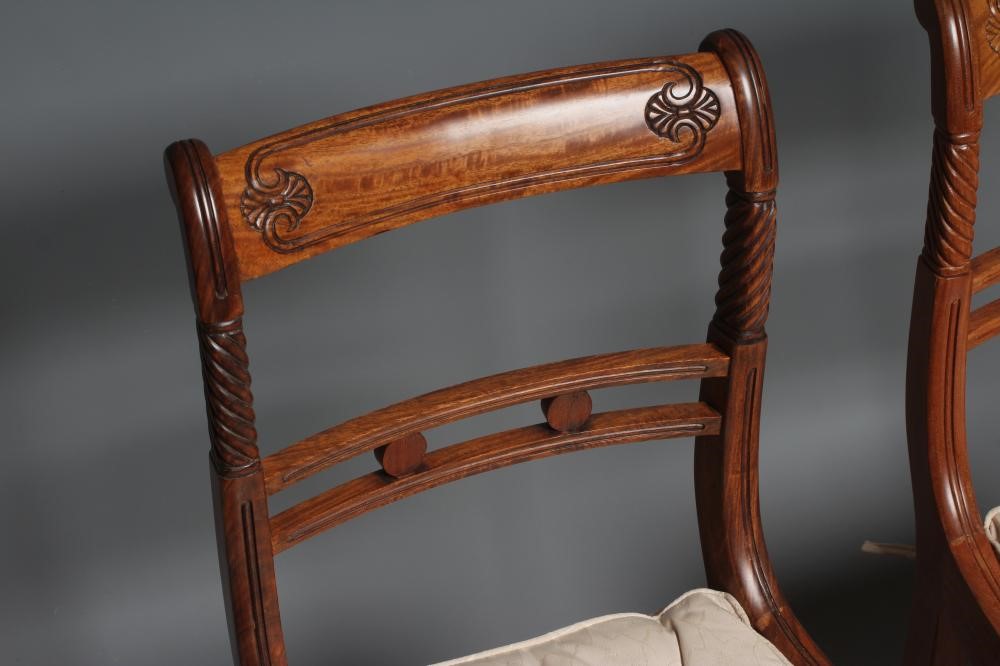 A SET OF EIGHT REGENCY MAHOGANY DINING CHAIRS Image