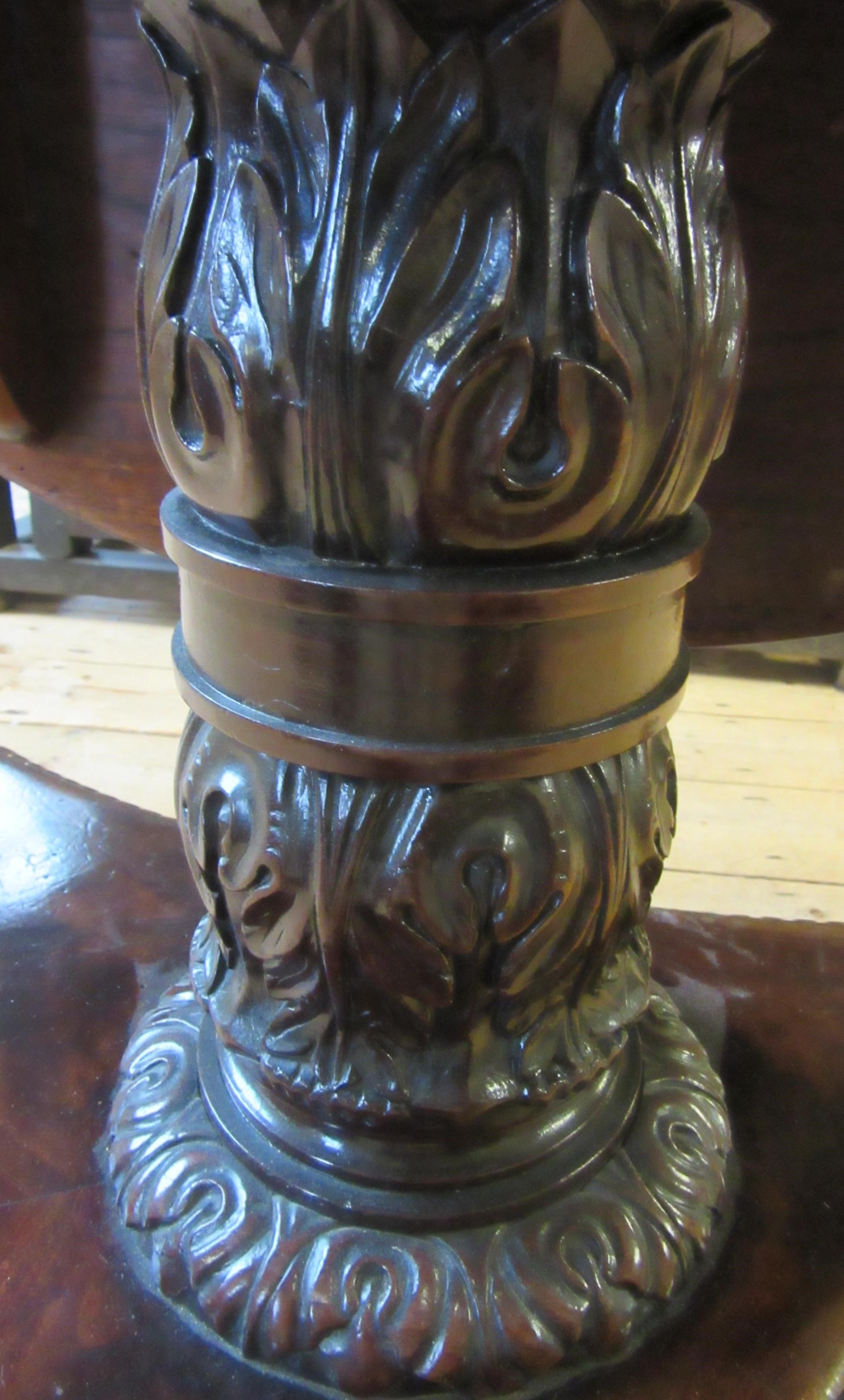 A REGENCY MAHOGANY CENTRE TABLE Image