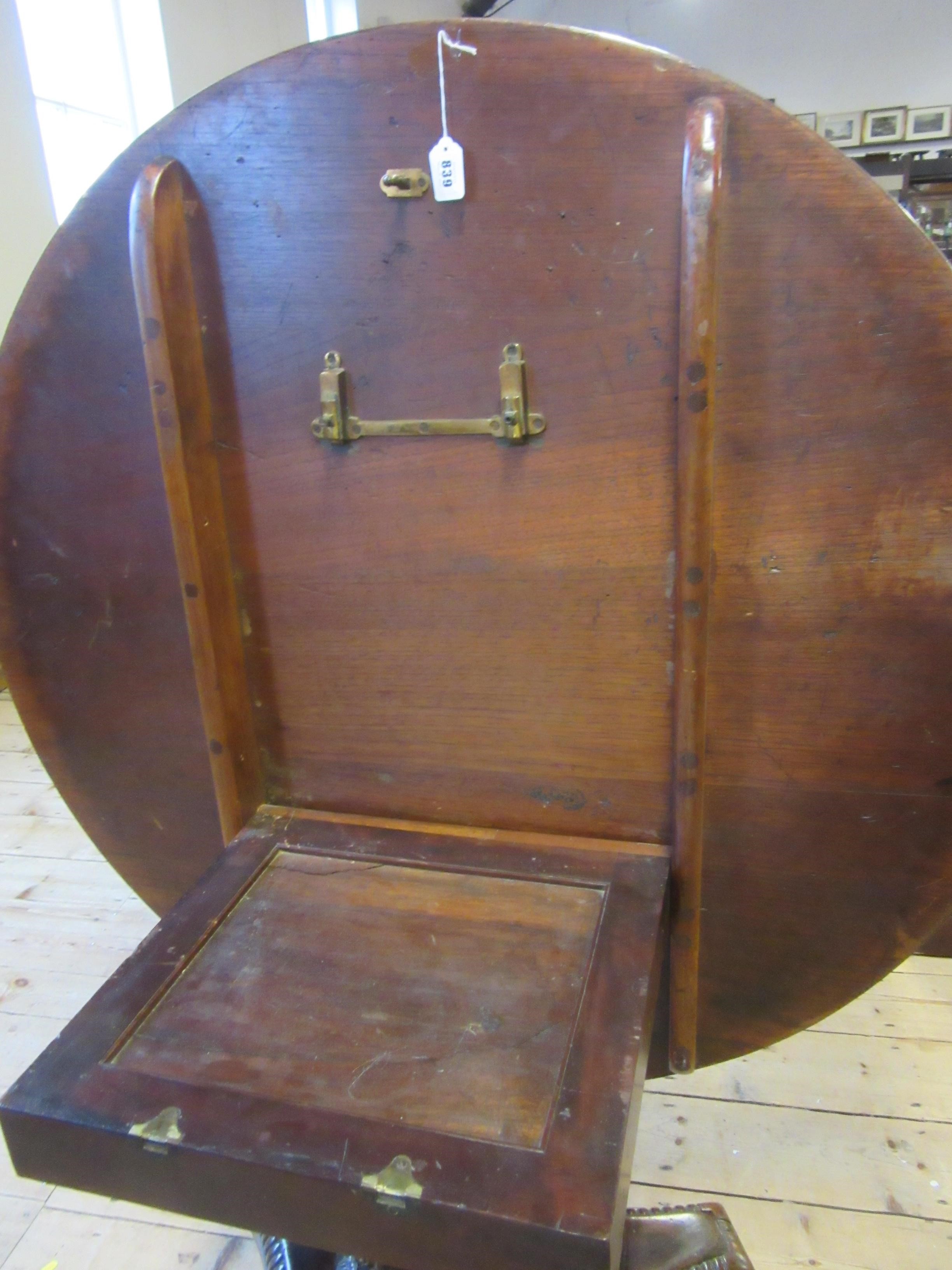 A REGENCY MAHOGANY CENTRE TABLE Image