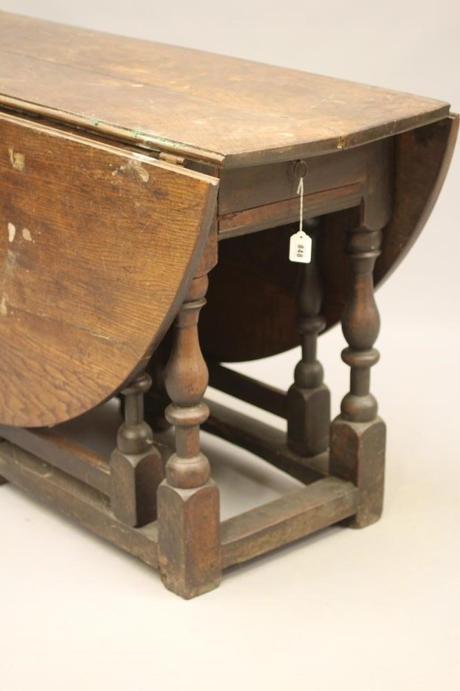 A WILLIAM & MARY LARGE OAK GATELEG TABLE Image