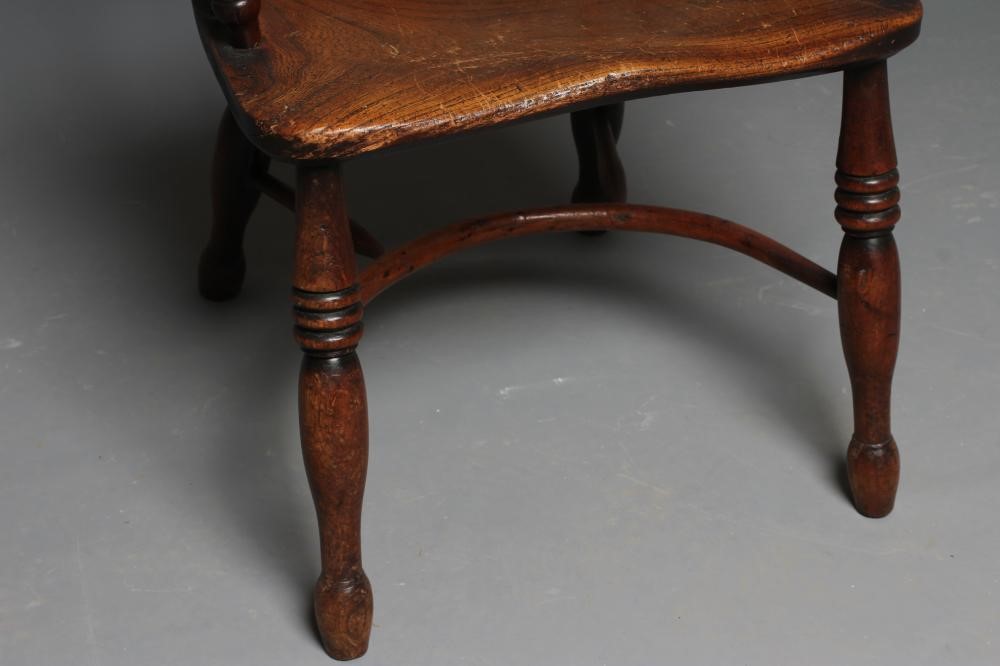 A VICTORIAN YEW WOOD WINDSOR ARMCHAIR Image
