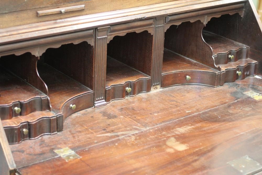 A GEORGIAN MAHOGANY BUREAU BOOKCASE Image
