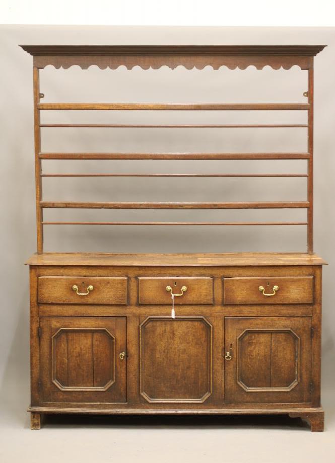A GEORGIAN OAK DRESSER Image