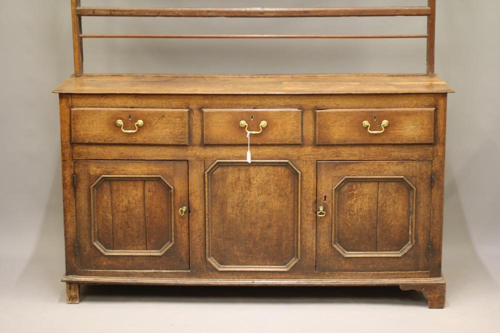 A GEORGIAN OAK DRESSER Image