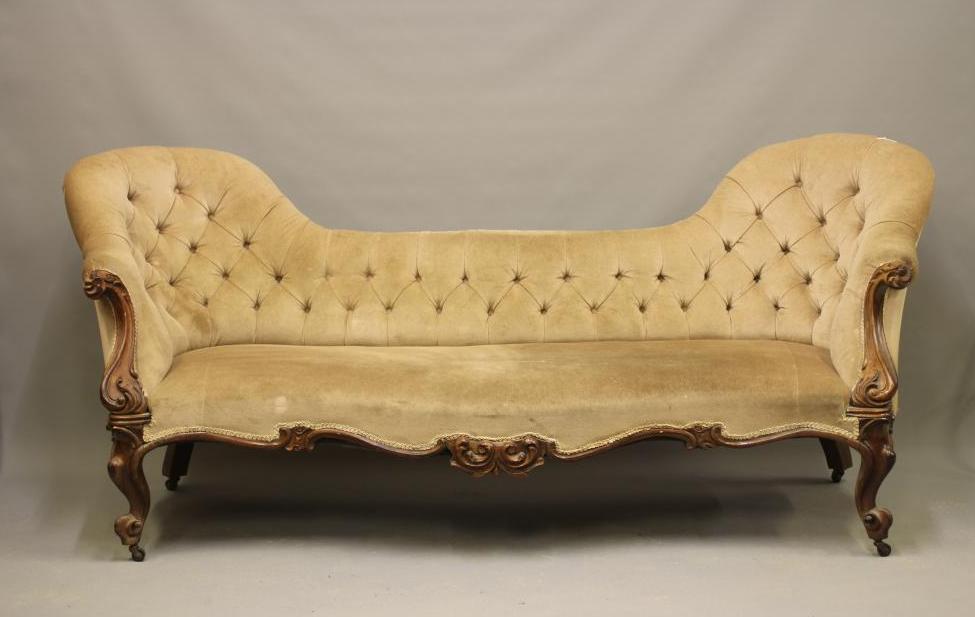 A VICTORIAN ROSEWOOD SHOW FRAME SERPENTINE SOFA Image