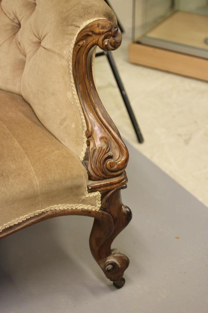 A VICTORIAN ROSEWOOD SHOW FRAME SERPENTINE SOFA Image