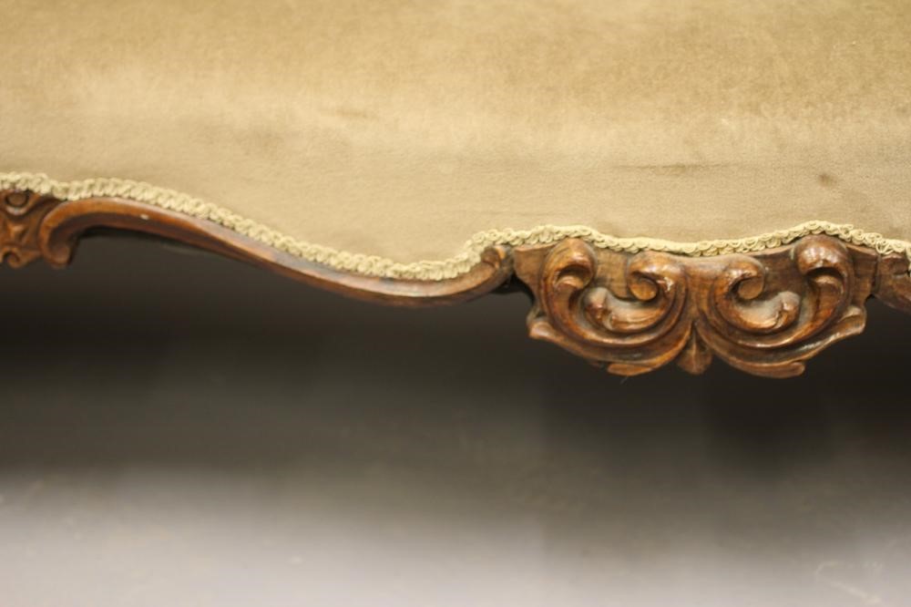 A VICTORIAN ROSEWOOD SHOW FRAME SERPENTINE SOFA Image