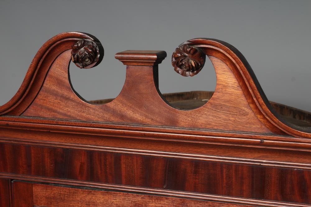 A GEORGIAN MAHOGANY CORNER CUPBOARD Image